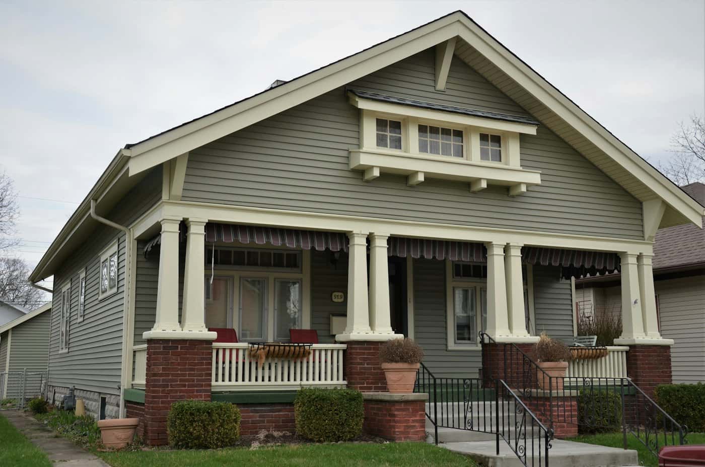 Craftsman home with porch and steps